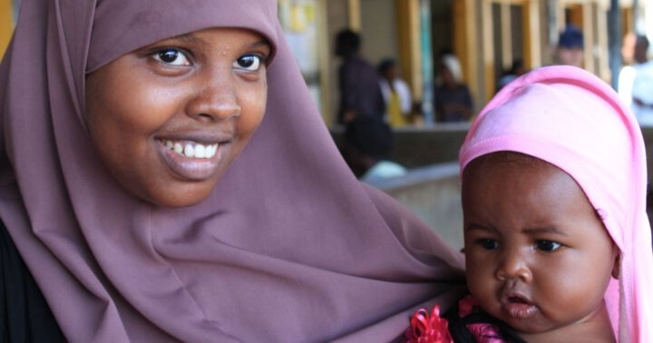 Mutter mit Kind in Kenia._©GEMEINSAM MIT AFRIKA/Anger