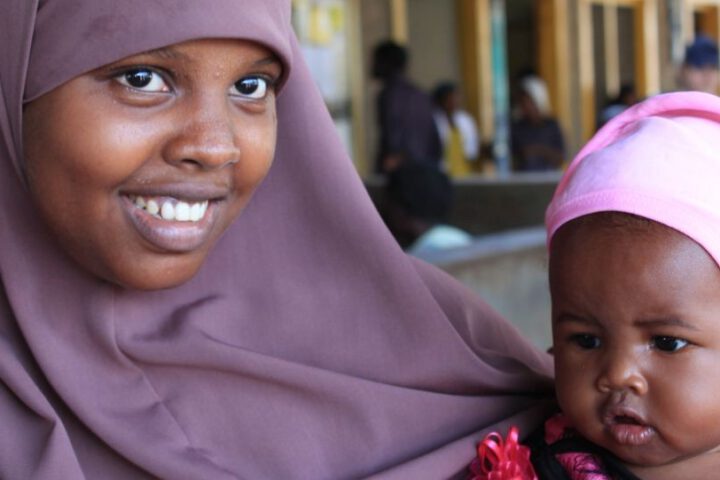 Mutter mit Kind in Kenia._©GEMEINSAM MIT AFRIKA/Anger