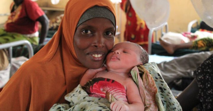 Mutter mit Neugeborenem im Flüchtlingscamp Kakuma._©GEMEINSAM MIT AFRIKA/Anger