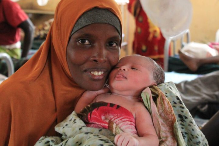 Mutter mit Neugeborenem im Flüchtlingscamp Kakuma._©GEMEINSAM MIT AFRIKA/Anger