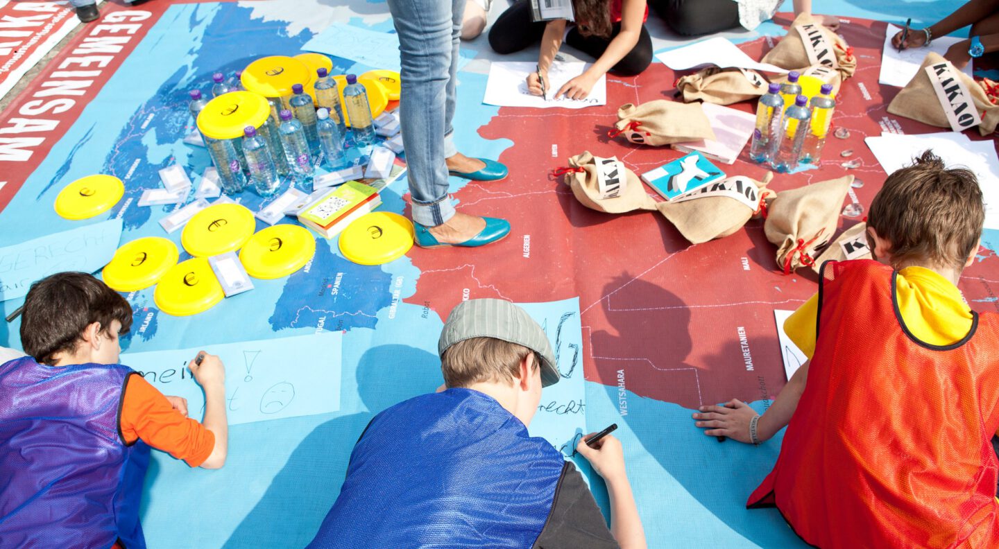 Straßenaktion 2014 „Wer hat was? – Afrika-Europa-Verteilungsspiel“_©GEMEINSAM MIT AFRIKA