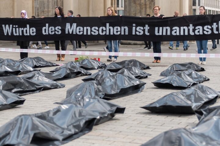 Unsere Straßenaktion 2017 zum Thema Menschenrechte und Flucht._©Foto: GEMEINSAM MIT AFRIKA/Pablo Ruiz Holst