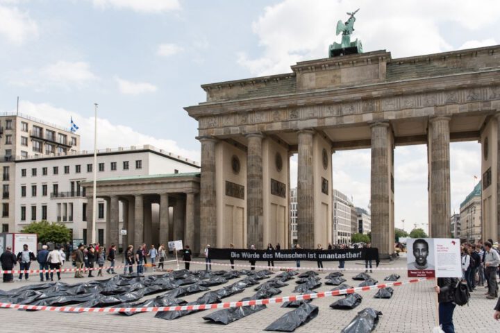 Unsere Straßenaktion im Jahr 2015 am Brandenburger Tor.
