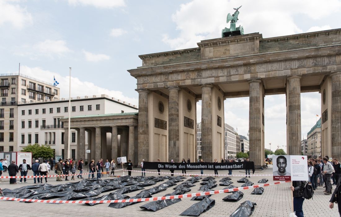 Unsere Straßenaktion im Jahr 2015 am Brandenburger Tor.