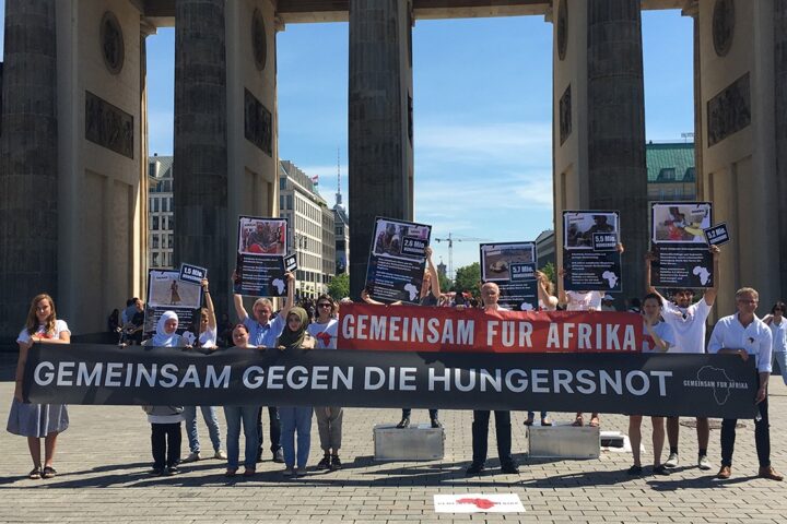Anlässlich der Hungernot in Afrika demonstriert GEMEINSAM MIT AFRIKA vor dem Brandenburger Tor in Berlin ©Jonas Walter / GfA