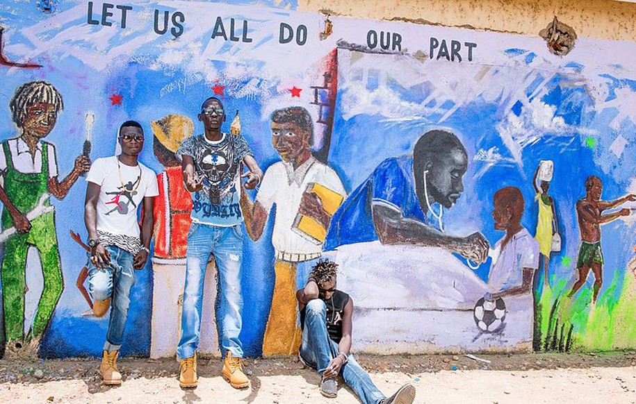 Ana Taban Musiker L.U.A.L und Crazy Fox posieren vor einer Ana Taban Street Art