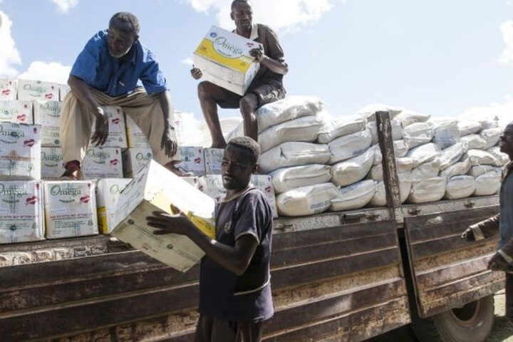 Spenden Afrika: Anlieferung der Hilfsgüter im Dorf Ali in Äthiopien._©Menschen für Menschen/Rainer Kwiotek