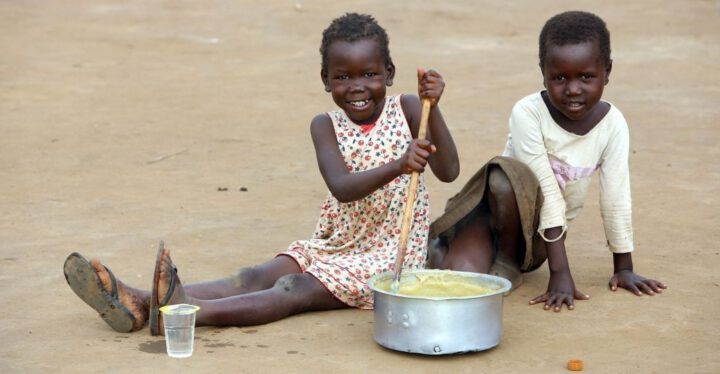 Kinder in Uganda bei der Essenszubereitung._©GEMEINSAM MIT AFRIKA/Trappe