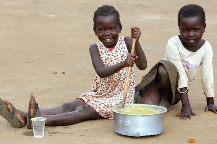 Kinder in Uganda bei der Essenszubereitung._©GEMEINSAM MIT AFRIKA/Trappe