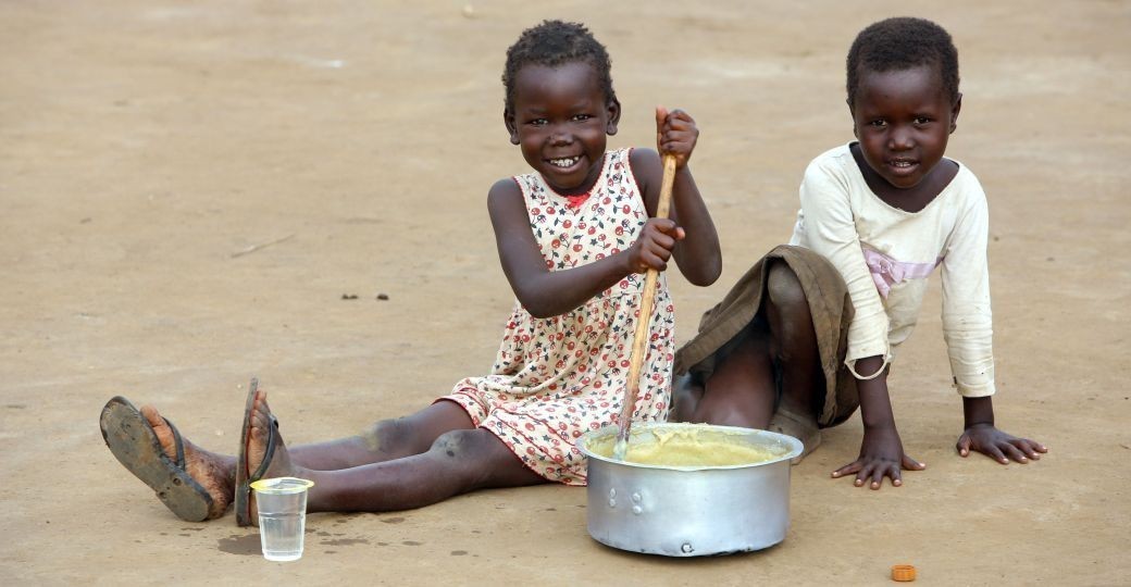 Kinder in Uganda bei der Essenszubereitung._©GEMEINSAM MIT AFRIKA/Trappe