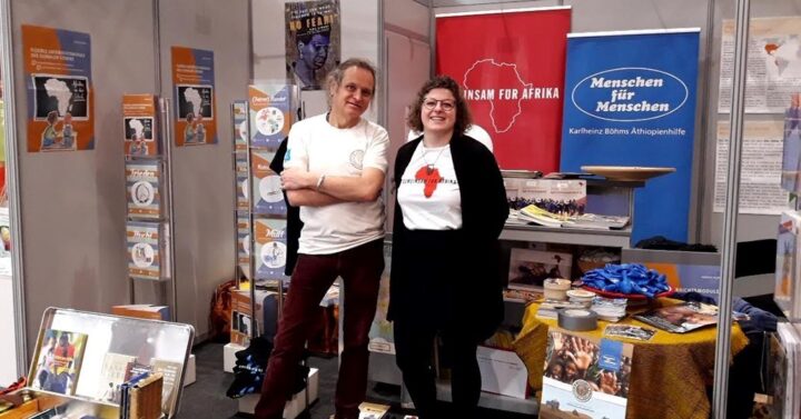 Steffen Klemmt von Menschen für Menschen und Anna Ueberham von GEMEINSAM MIT AFRIKA vor dem GfA Stand auf der didacta 2018 in Hannover ©Anna Ueberham/ GEMEINSAM MIT AFRIKA