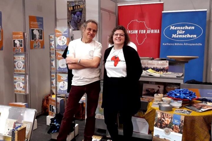 Steffen Klemmt von Menschen für Menschen und Anna Ueberham von GEMEINSAM MIT AFRIKA vor dem GfA Stand auf der didacta 2018 in Hannover ©Anna Ueberham/ GEMEINSAM MIT AFRIKA