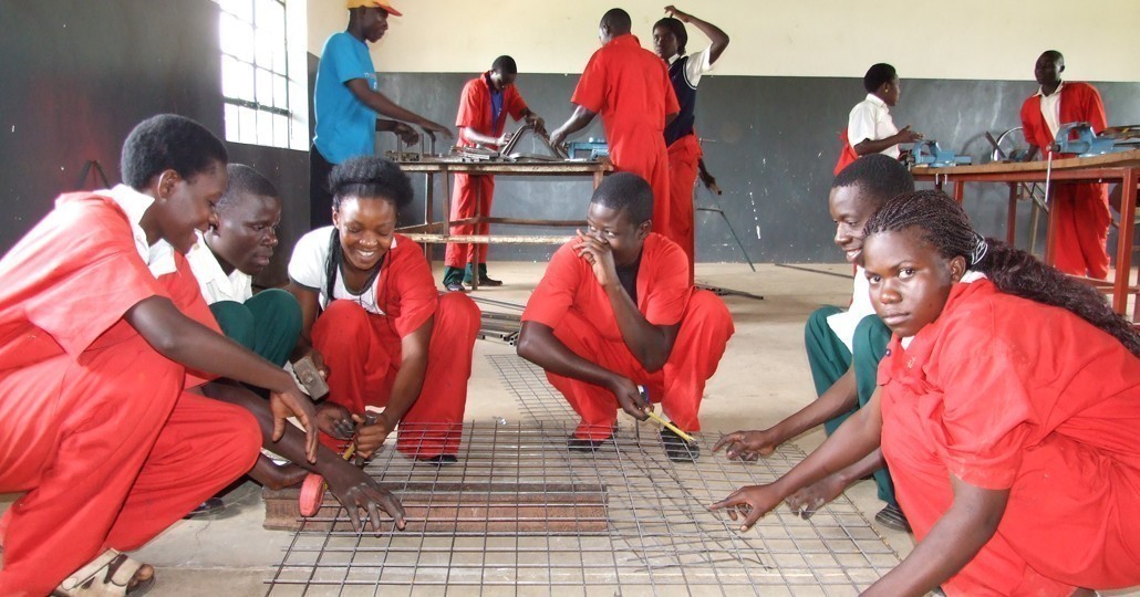 Immer mehr Mädchen lernen in den Bildungszentren auch die männertypischen Berufen wie Schweißer oder Metallbauer._©Don Bosco Mondo