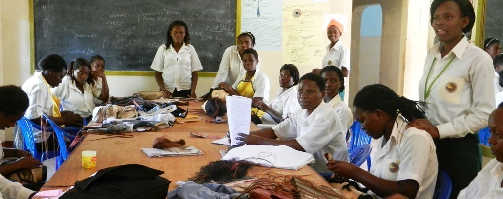 Unsere Mitgliedsorganisation Don Bosco mondo ermöglicht Unterricht für weiblichen Friseur-Auszubildende._©Don Bosco Mondo