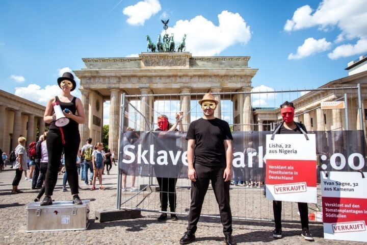 Pressefoto vom Sklavenmarkt in Berlin - Foto3 ©GEMEINSAM MIT AFRIKA/ Steffen Junghanß