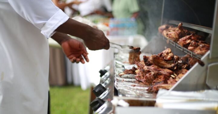 Ein Mann, der Fleisch grillt_©Andrew Itaga