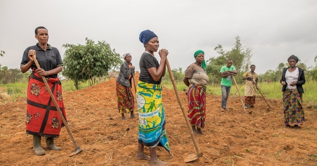 CARE trainiert Frauen und Männer in der Herstellung von Dünger aus Asche, Erde und organischen Blättern._© Timothy Buckley/CARE