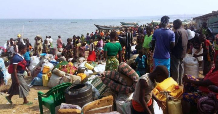 Tausende von Flüchtlingen, die vor den Konflikten im Ostkongo fliehen, sind auf der ugandischen Seite des Albertsees angekommen._© CARE