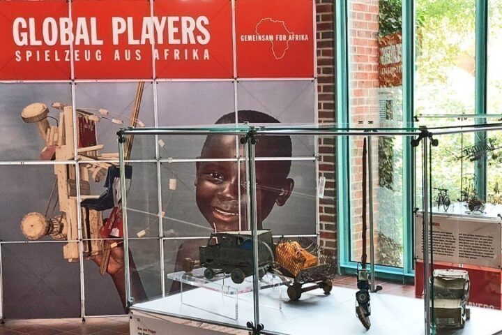 Vom 7.9. bis 27.9. ist unsere Global Players Ausstellung im Rathaus Kaltenkirchen zusehen._© GEMEINSAM MIT AFRIKA