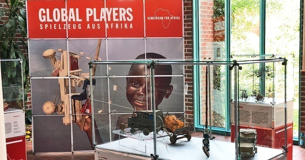 Vom 7.9. bis 27.9. ist unsere Global Players Ausstellung im Rathaus Kaltenkirchen zusehen._© GEMEINSAM MIT AFRIKA