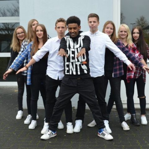 Schul-Aktion: Schüler*innen der Realschule Netphen führen ein Theaterstück "BENEFIZ – auf Augenhöhe" auf_©Realschule Netphen