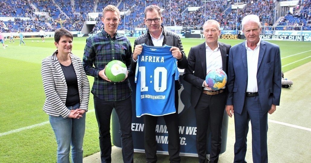 Gemeinsames Engagement für Afrika (von links nach rechts): Tanja Gönner (Vorstandssprecherin der GIZ), Julian Nagelsmann (Trainer TSG Hoffenheim), Gerd Müller (Bundesentwicklungsminister), Peter Görlich (TSG-Geschäftsführer) und Dietmar Hopp._©TSG 1899 Hoffenheim