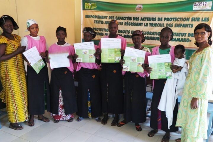 Minderjährige Mädchen in Mali erhalten eine hauswirtschaftliche Grundausbildung. Diese führt zu besseren Arbeitsbedinungen, da die Mädchen auch ihre Rechte kennenlernen._©Kinderrechte Afrika e.V.