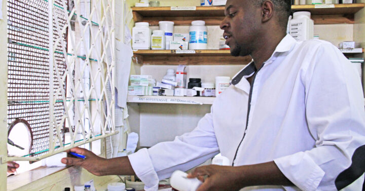 Medikamente in Simbabwe werden knapp. Unsere Mitgliedsorganisation action medeor ist im Einsatz._©action medeor