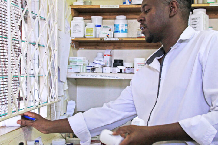 Medikamente in Simbabwe werden knapp. Unsere Mitgliedsorganisation action medeor ist im Einsatz._©action medeor