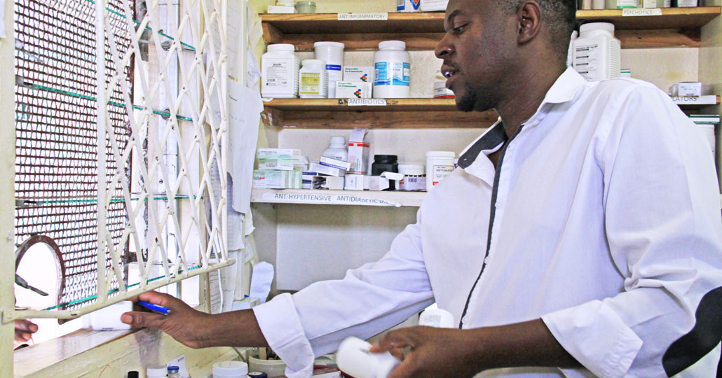 Medikamente in Simbabwe werden knapp. Unsere Mitgliedsorganisation action medeor ist im Einsatz._©action medeor