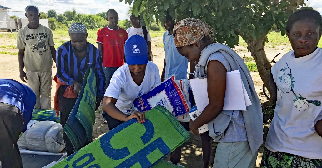 Gemeinsam mit anderen Hilfsorganisationen verteilen UNHCR-Helfer lebensrettende Güter an die Überlebenden des Zyklons in Mosambik, Simbabwe und Malawi. _© UNHCR / David Banda