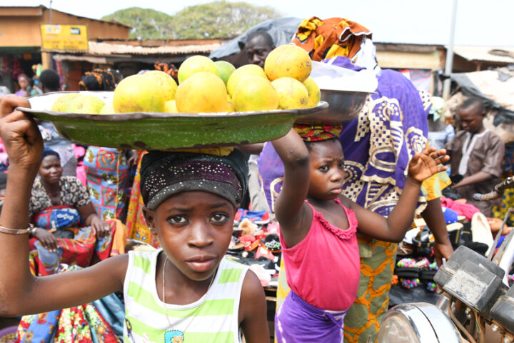 Kinder verkaufen Lebensmittel auf einem Markt in der Elfenbeinküste_© UNICEF/Frank Dejongh