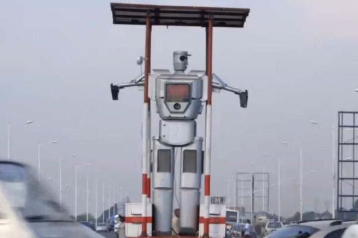 Ampelroboter - Screenshot aus dem Film Digital Africa von berlin producers Media GmbH