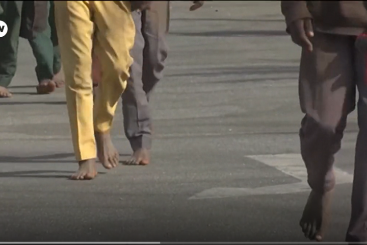 Füße der befreiten Schulkinder