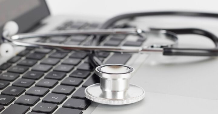 Symbolbild: E-Konsultation von Ärztinnen und Ärzten