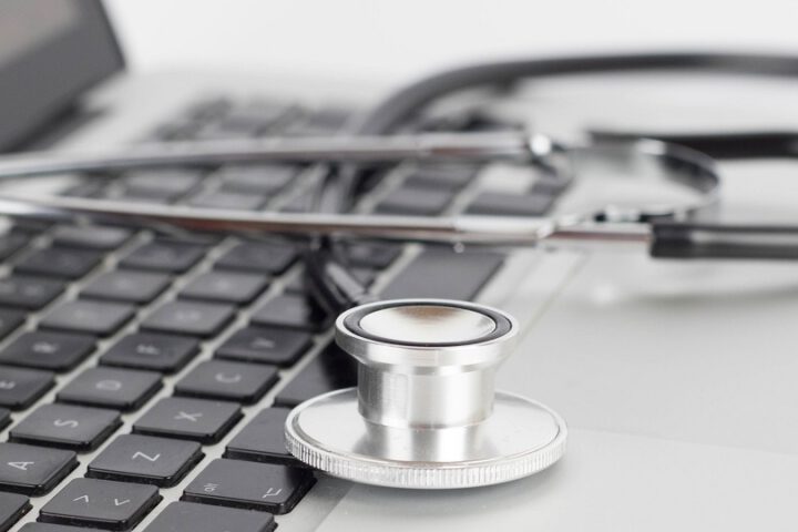 Symbolbild: E-Konsultation von Ärztinnen und Ärzten