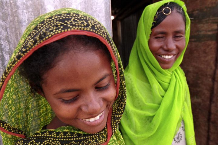 Quiz Frauen und Mädchen: Eritrea Caregirl laughing w mother in doorway