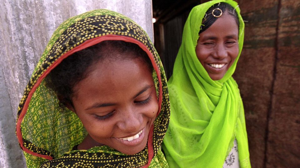 Quiz Frauen und Mädchen: Eritrea Caregirl laughing w mother in doorway
