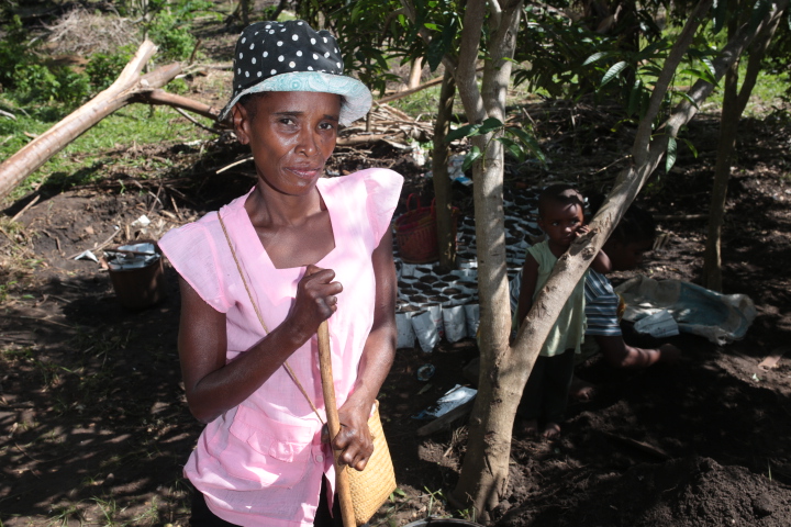 Klimaheldin Josiane Ramaroson pflanzt Bäume an der Küste Madagaskars_©CARE/laif core/Rijasolo