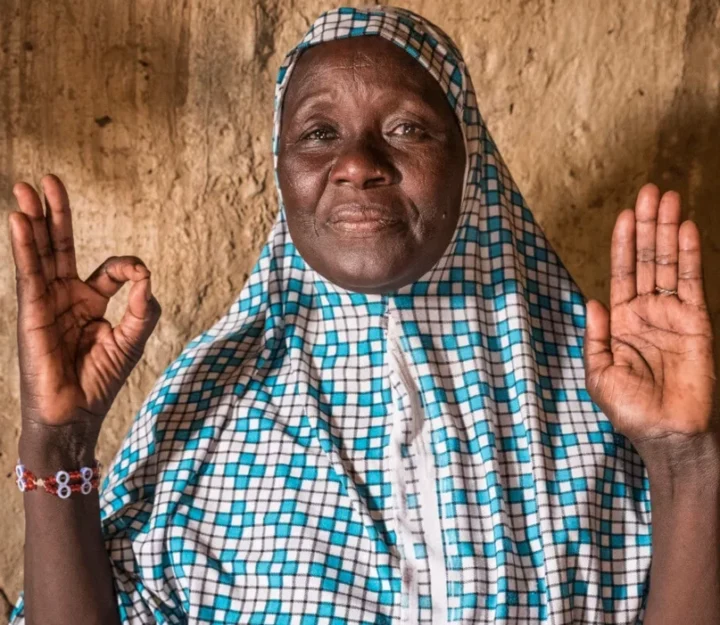 Klimaheldin Haoua Abdoulaye aus Niger baut trotz Trockenheit mit der Halbmond-Methode erfolgreich Getreide an_©CARE/Vlad Sokhin