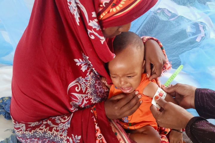 Somalia: Mutter Hodan mit unterernährtem Sohn Abdirahman_©CARE Deutschland / Sarah Easter