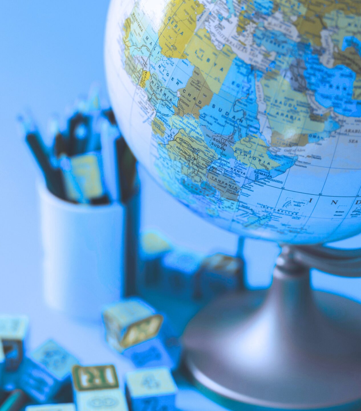 blau_Globus-im-Schulumfeld_unsplash_alexandr-podvalny