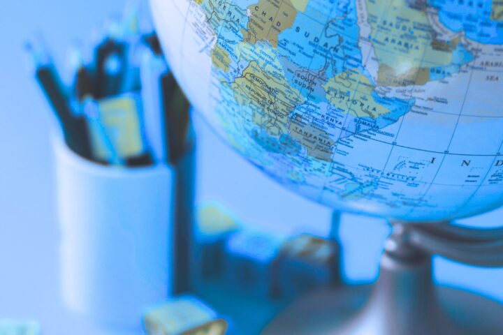 blau_Globus-im-Schulumfeld_unsplash_alexandr-podvalny