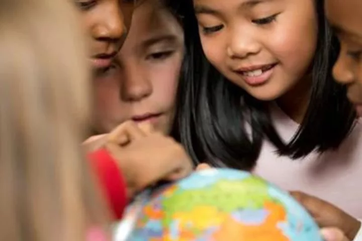 hoch_Kinder-vor-Weltkugel_canva_Fat-camera