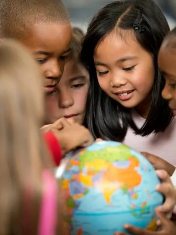 hoch_Kinder-vor-Weltkugel_canva_Fat-camera