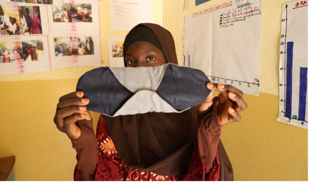 Die 13-jährige Zainab ist Schülerin in der Region Thiès im Senegal. Sie mag Mathematik und Sozialkunde und träumt davon, eines Tages Krankenschwester zu werden.