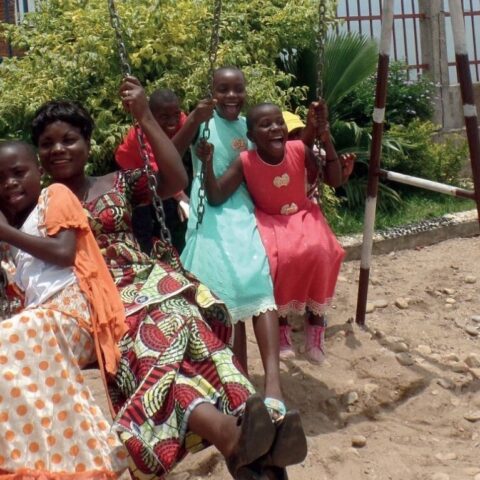 ChildFund im Kongo: Unterstützung für Straßenkinder. Die Sozialarbeiterin kümmert sich liebevoll um die 40 Kinder.