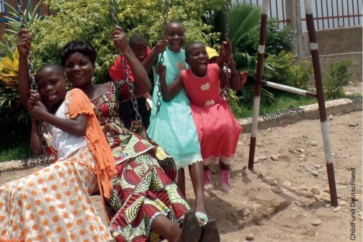 ChildFund im Kongo: Unterstützung für Straßenkinder. Die Sozialarbeiterin kümmert sich liebevoll um die 40 Kinder.