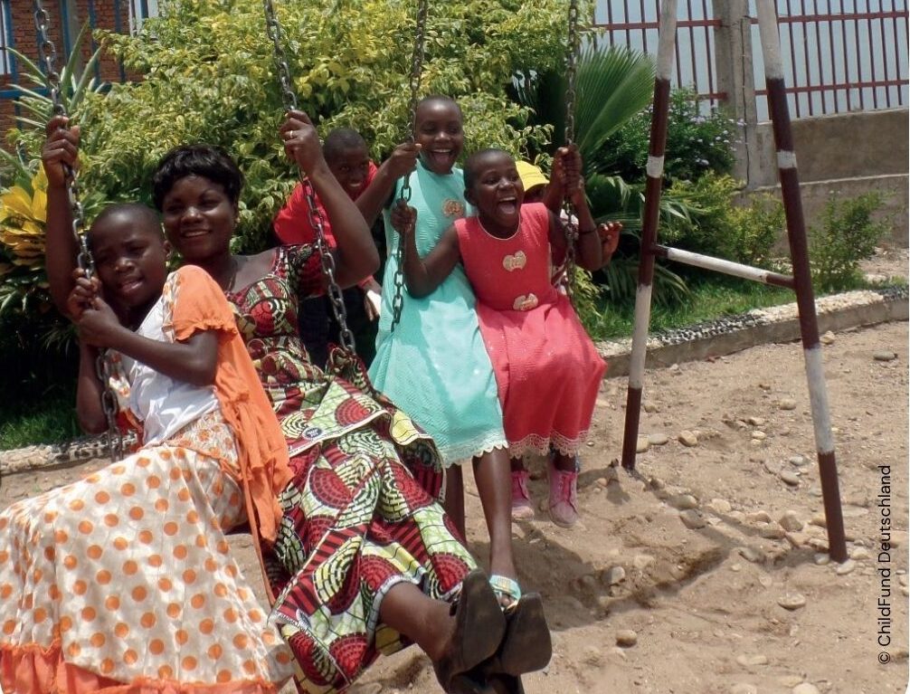 ChildFund im Kongo: Unterstützung für Straßenkinder. Die Sozialarbeiterin kümmert sich liebevoll um die 40 Kinder.