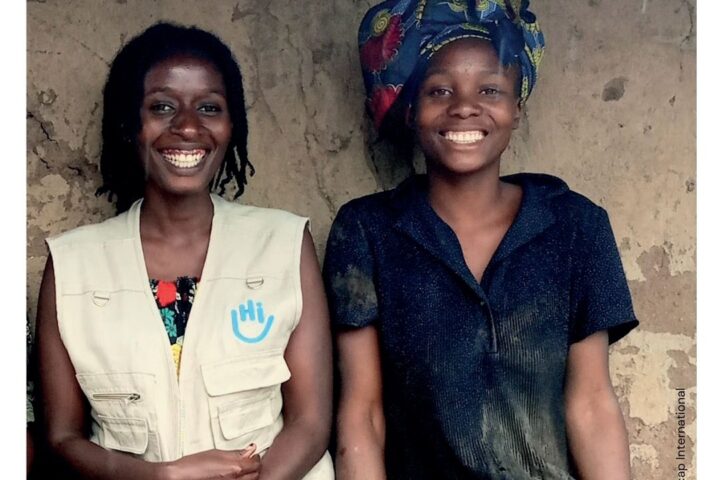 Eine HI-Mitarbeiterin und Rose vor ihrer Hütte im Geflüchtetenlager in Uganda